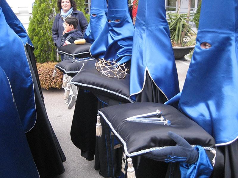 Penitentes de la Agrupación de las Santas Mujeres durante la Semana Santa de Cartagena.
