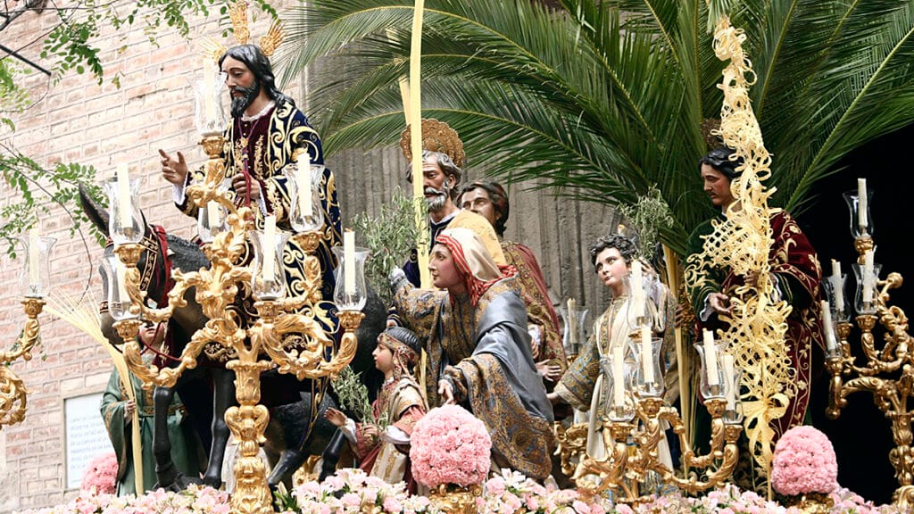 Paso de la Sagrada Entrada en Jerusalén durante la Semana Santa de Sevilla.