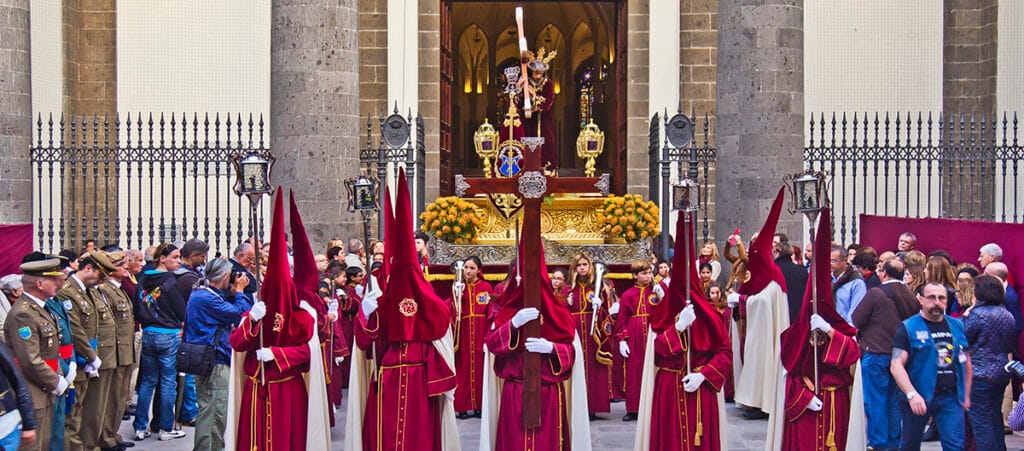 Procesión de Nuestro Padre Jesús Nazareno en La Laguna rodeada de público y personas fotografiando la escena.