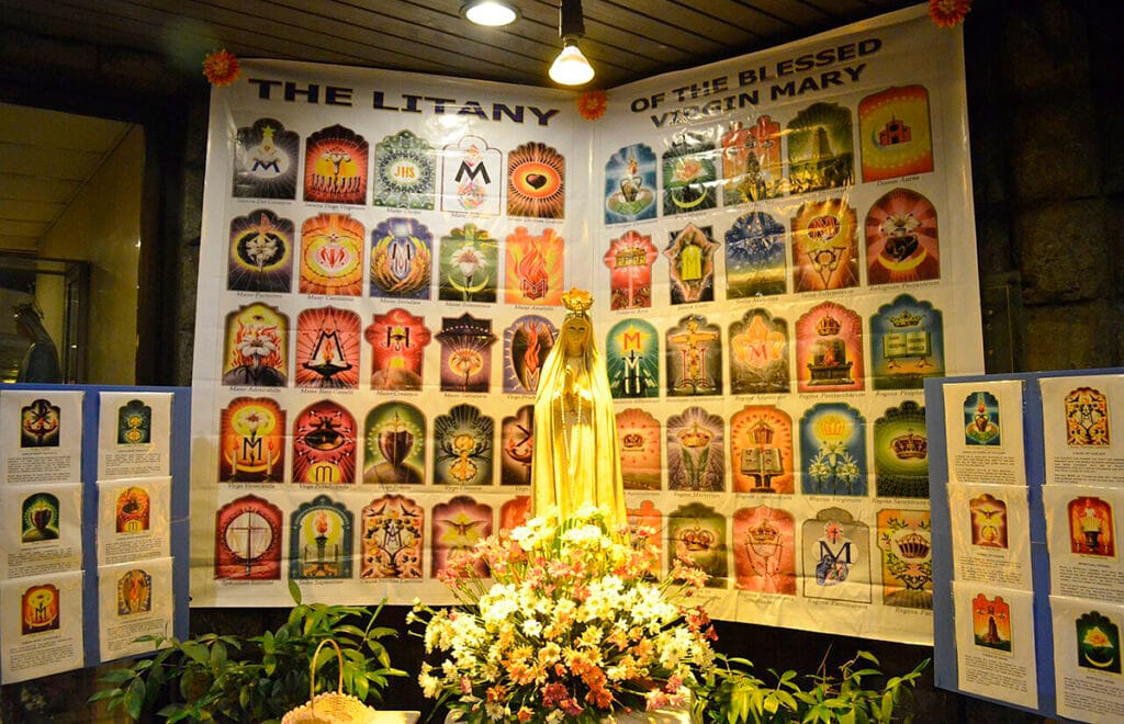 Representación visual de las letanías de la Virgen María en el santuario de EDSA de Manila, con una imagen mariana rodeada de símbolos como Casa de oro, Puerta del cielo, Estrella de la mañana y Espejo de justicia.