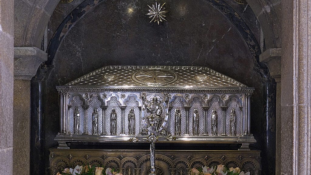 Urna sepulcral de Santiago el Mayor bajo el altar de la Catedral de Santiago de Compostela.