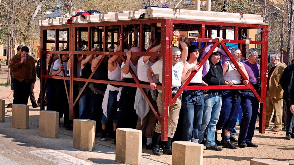 Costaleros ensayando en la Alameda de Hércules de Sevilla.