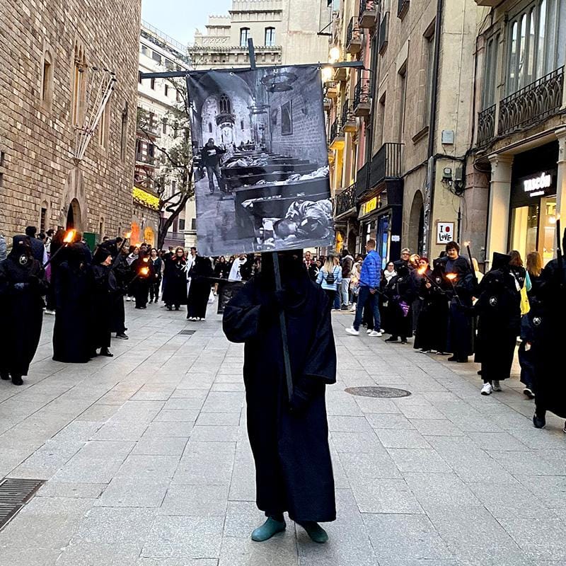 La procesión recuperada no se limita a repetir una estampa antigua: también incorpora un mensaje visible sobre el sufrimiento y la dignidad humana.