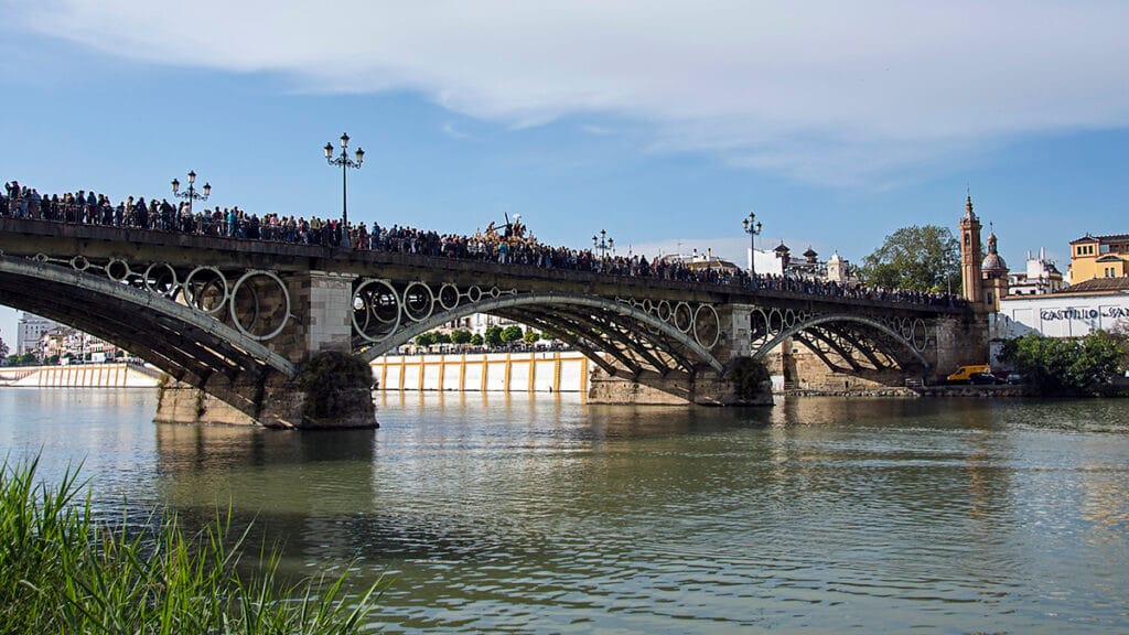 Multitud congregada en el puente de Triana durante el paso de las Tres Caídas en la Semana Santa de Sevilla de 2019.
