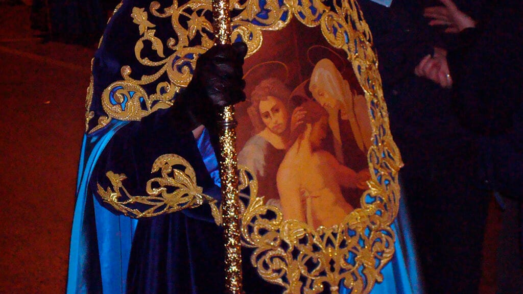 Detalle de un nazareno del Paso Azul durante la Semana Santa de Lorca.