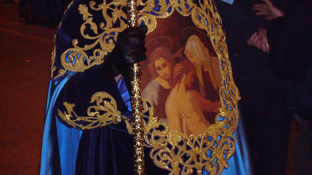 Detalle de un nazareno del Paso Azul durante la Semana Santa de Lorca.