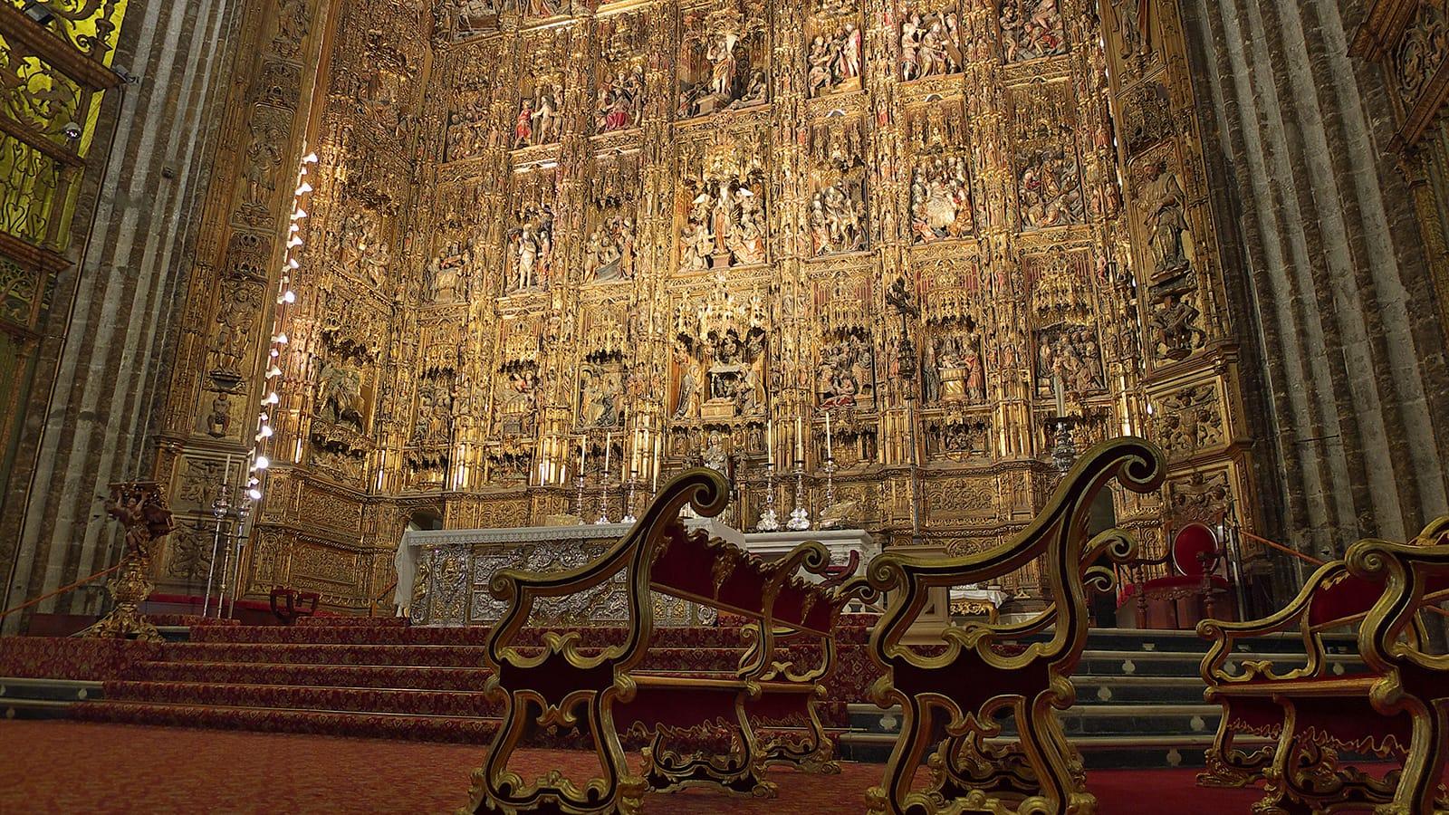 Retablo Mayor de la Catedral de Sevilla, tallado en madera dorada, policromada y estofada.
