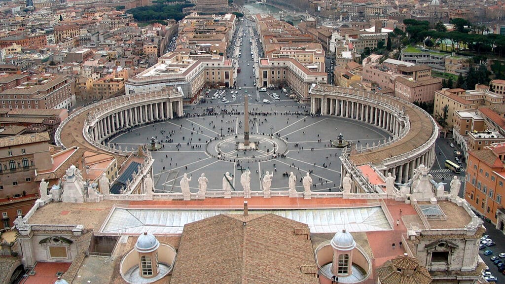 Plaza de San Pedro del Vaticano vista desde la cúpula de la basílica.
