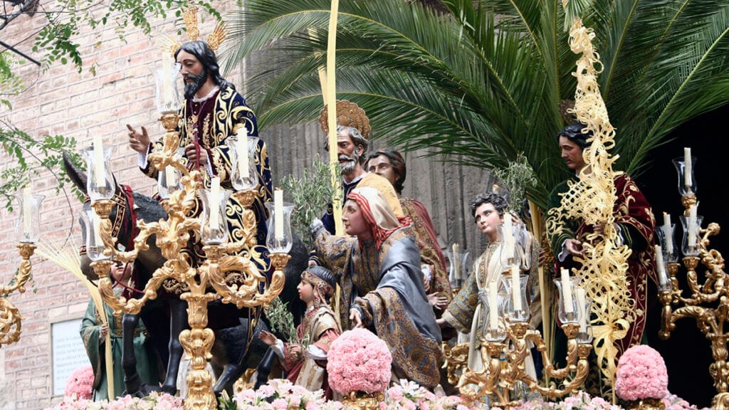Paso de la Borriquita de Sevilla durante el Domingo de Ramos.