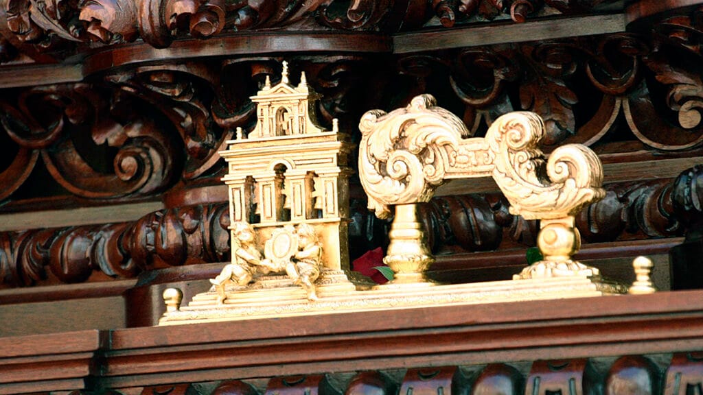 Detalle de un llamador de paso de Semana Santa en Sevilla.