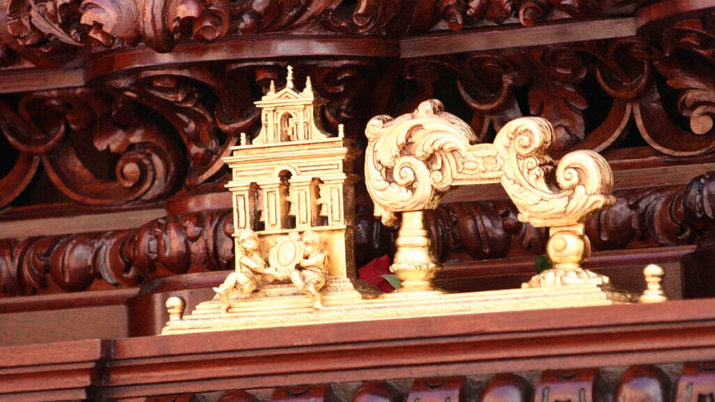 Detalle del llamador de un paso durante la Semana Santa de Sevilla.