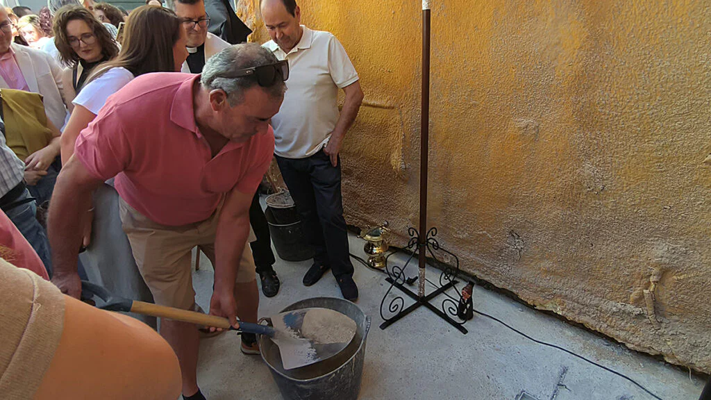 Palada simbólica sobre la primera piedra de la Casa de Hermandad de los Dolores de Padul