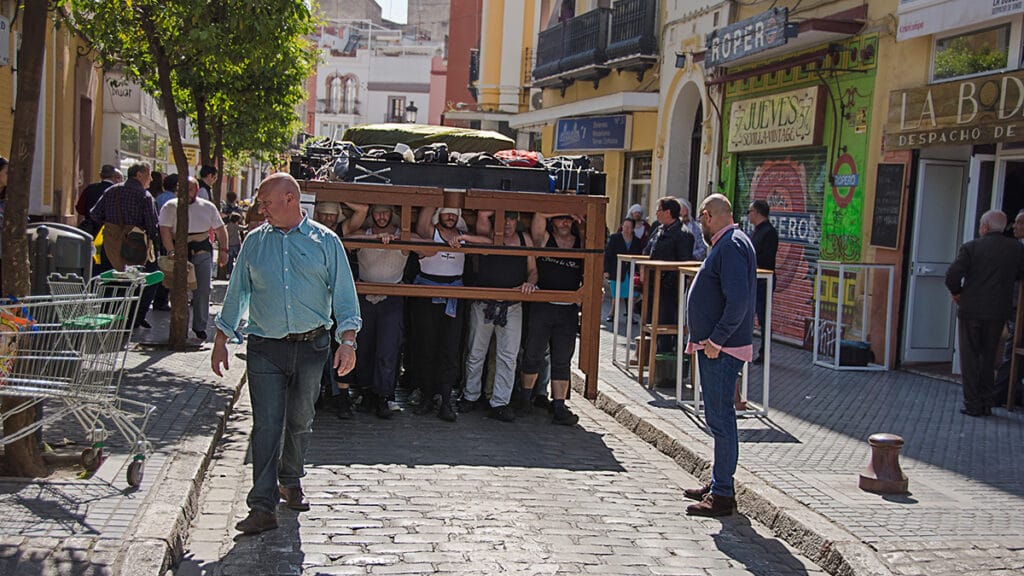 Costaleros ensayando por la calle Feria de Sevilla.