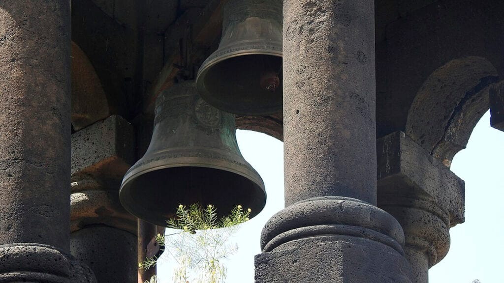 El marco de la campana en el campanario del monasterio de Haghpat.