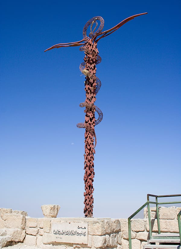Escultura de la serpiente de bronce en el Monte Nebo, símbolo vinculado a Moisés y a la cruz.