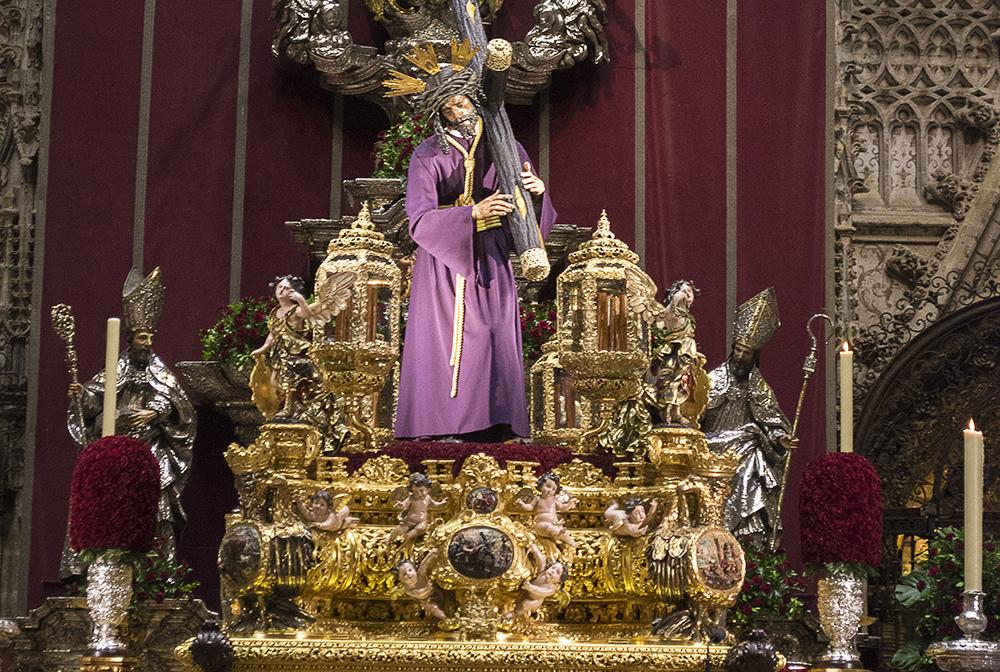 Imagen y paso de Jesús del Gran Poder en la Catedral de Sevilla en 2016.
