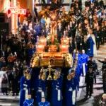 Procesión de Semana Santa en Alicante fotografiada durante la madrugada.