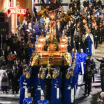 Procesión de Semana Santa en Alicante fotografiada durante la madrugada.