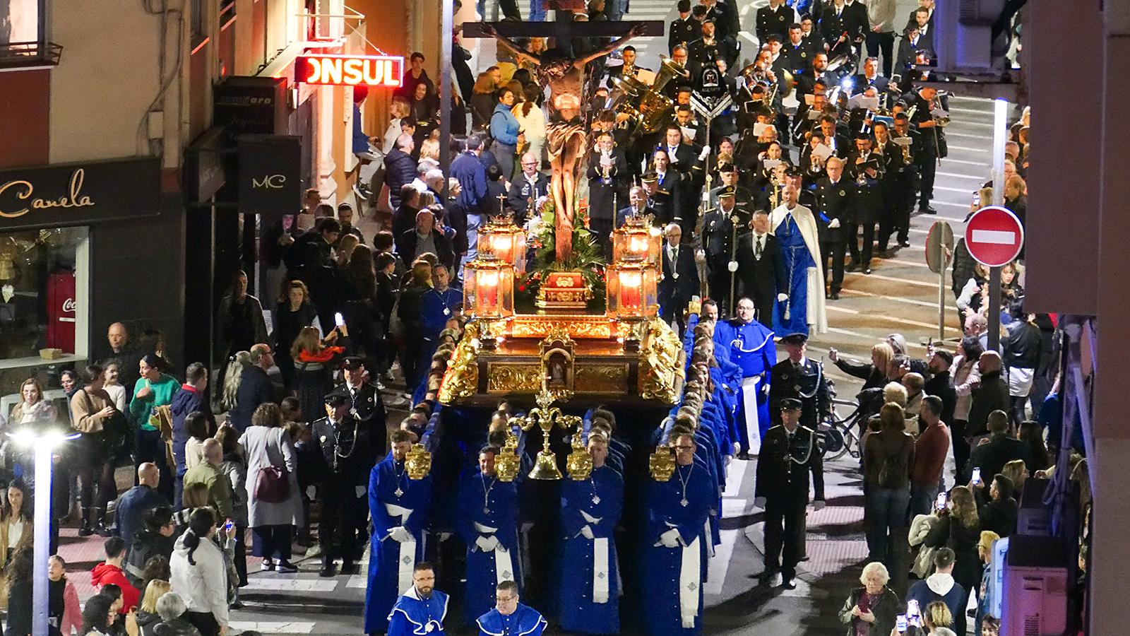 Procesión de Semana Santa en Alicante fotografiada durante la madrugada.