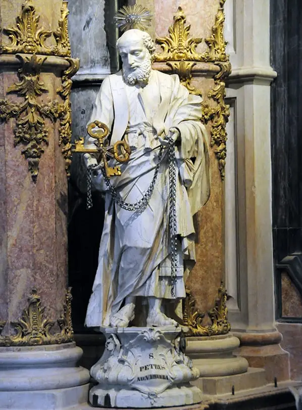 Escultura de San Pedro sosteniendo las llaves del Reino de los Cielos.