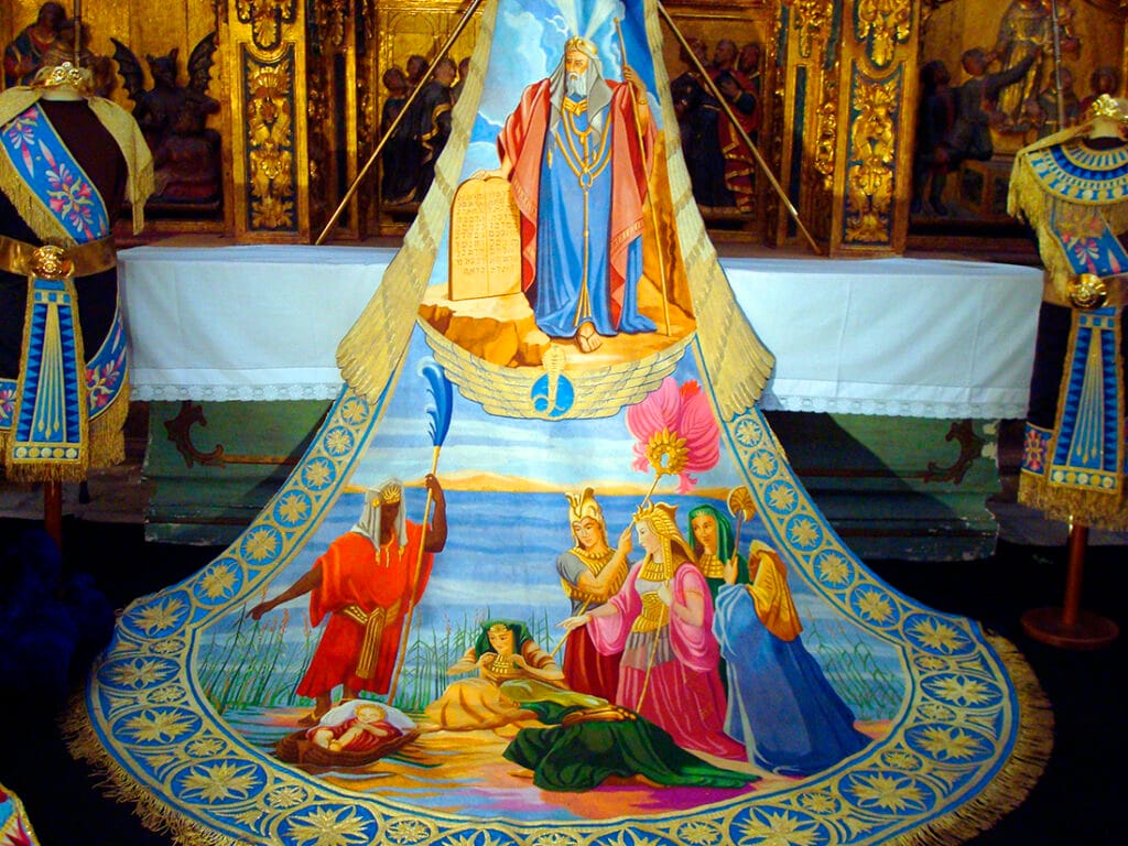 Manto bordado del Paso Azul de Lorca con escena de Moisés en el Nilo.