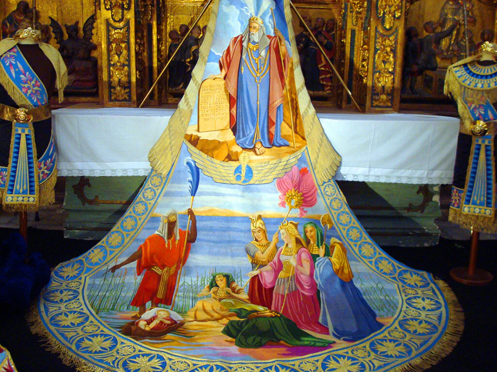 Manto bordado del Paso Azul de Lorca con escena de Moisés en el Nilo.