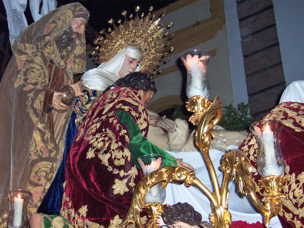 Misterio de la Sagrada Mortaja de Sevilla durante la Semana Santa.