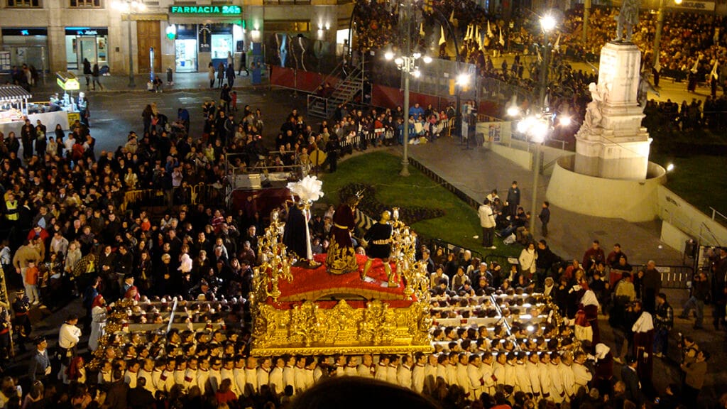 Trono de Jesús de la Puente del Cedrón avanzando por la Alameda Principal de Málaga.