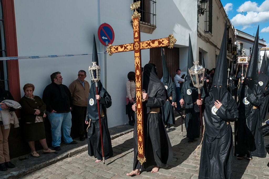 Nazarenos en una procesión de Semana Santa por las calles de Carmona, Sevilla.