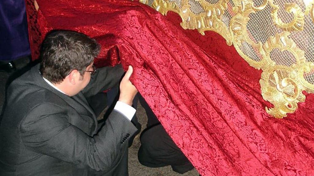 Capataz en la Semana Santa de Sevilla: coordinación y decisiones en plena calle.