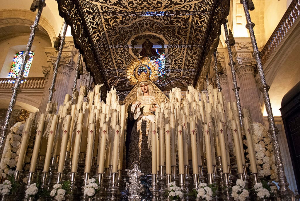 Virgen del Socorro de la Hermandad del Amor de Sevilla en la iglesia del Salvador.