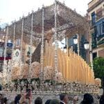 Nuestra Señora del Patrocinio bajo palio durante la Semana Santa de Sevilla de 2025.