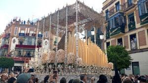 Nuestra Señora del Patrocinio bajo palio durante la Semana Santa de Sevilla de 2025.
