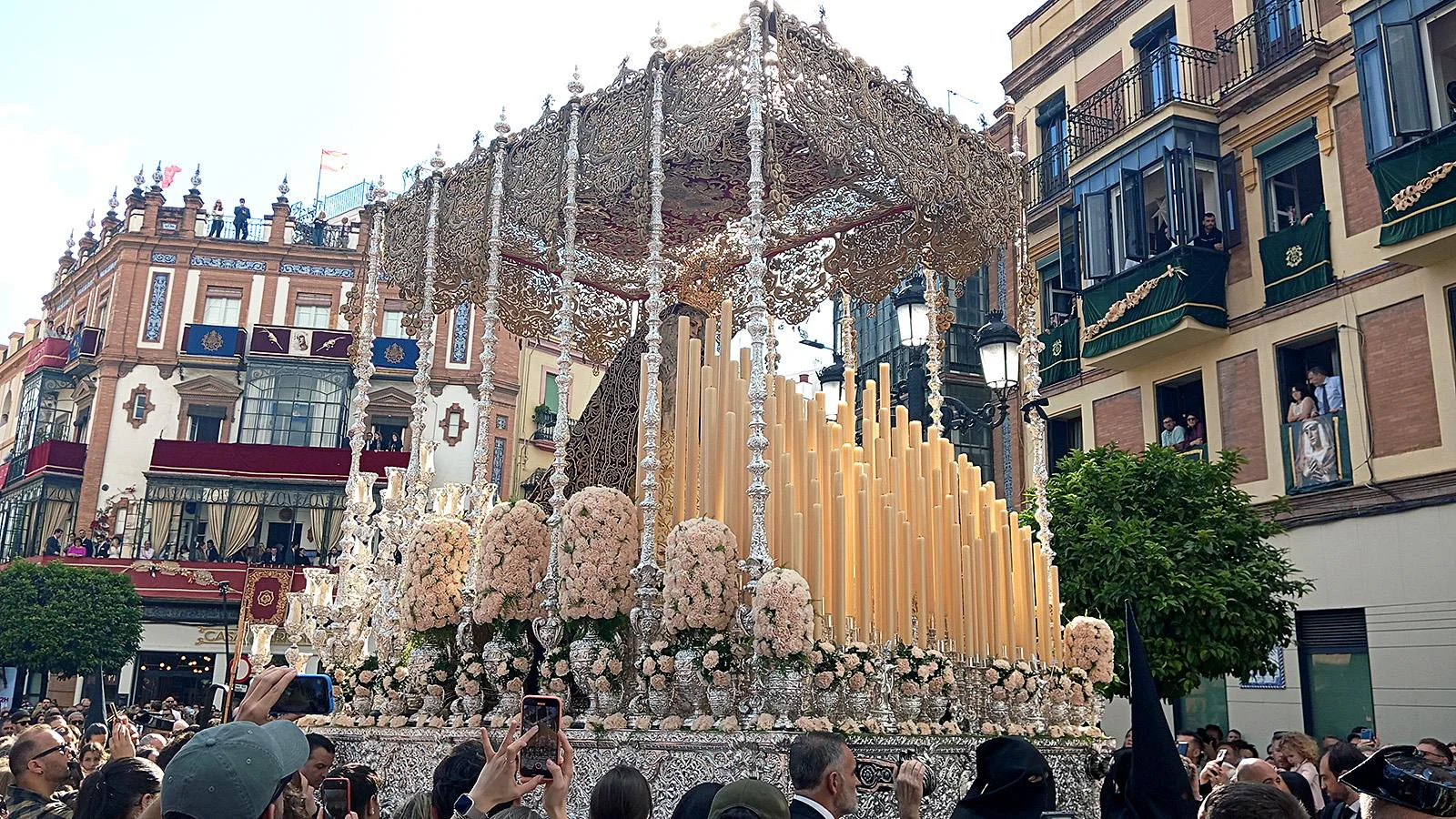 Nuestra Señora del Patrocinio bajo palio durante la Semana Santa de Sevilla de 2025.
