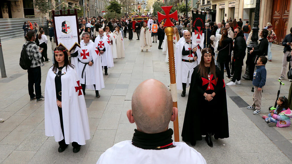 La Buena Muerte ha consolidado en los últimos años una presencia propia dentro de la Semana Santa barcelonesa.