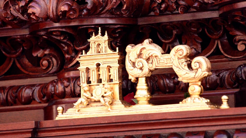 Sevilla: el llamador del paso, señal interna para coordinar maniobras y tiempos.