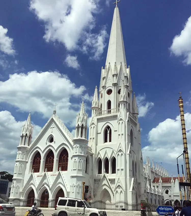 Basílica de Santhome en Chennai, vinculada a la tradición de Santo Tomás en India.