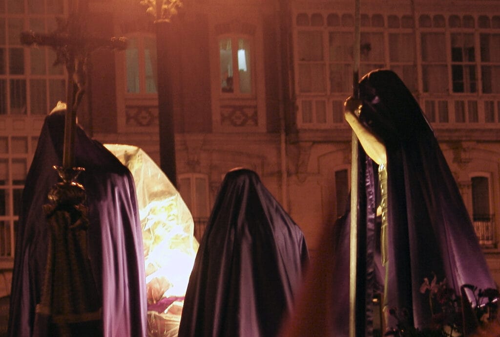 Semana Santa en Burgos: el agua-nieve obliga a proteger las imágenes durante el Santo Entierro.