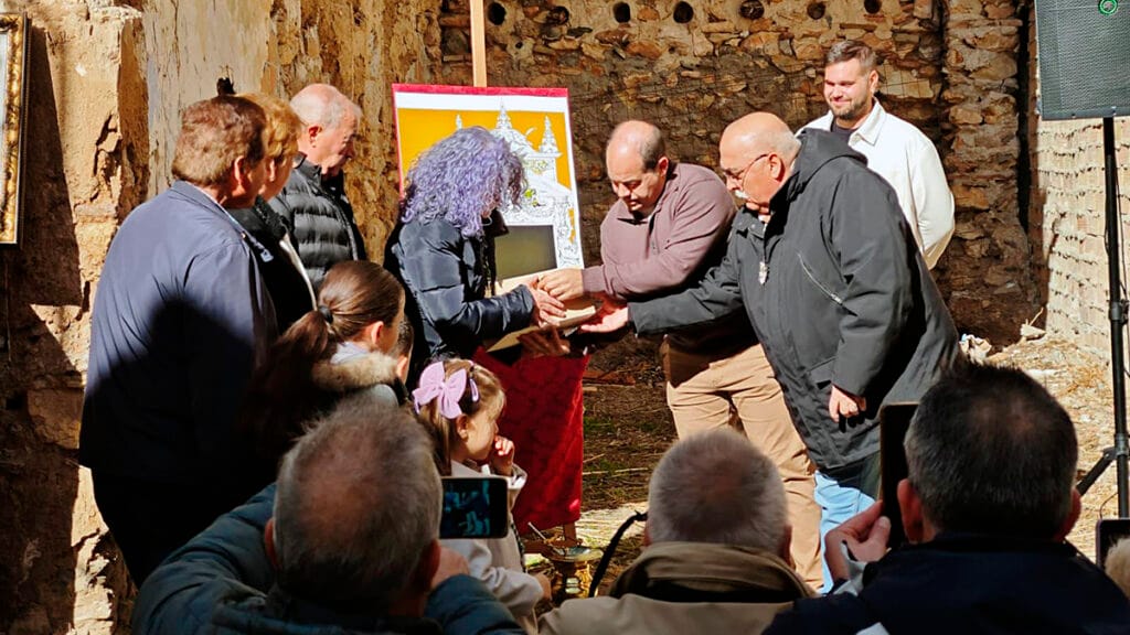 Hermanos y asistentes participando en el depósito de la caja del tiempo durante la colocación de la primera piedra de la Casa de Hermandad de La Borriquilla de Padul.