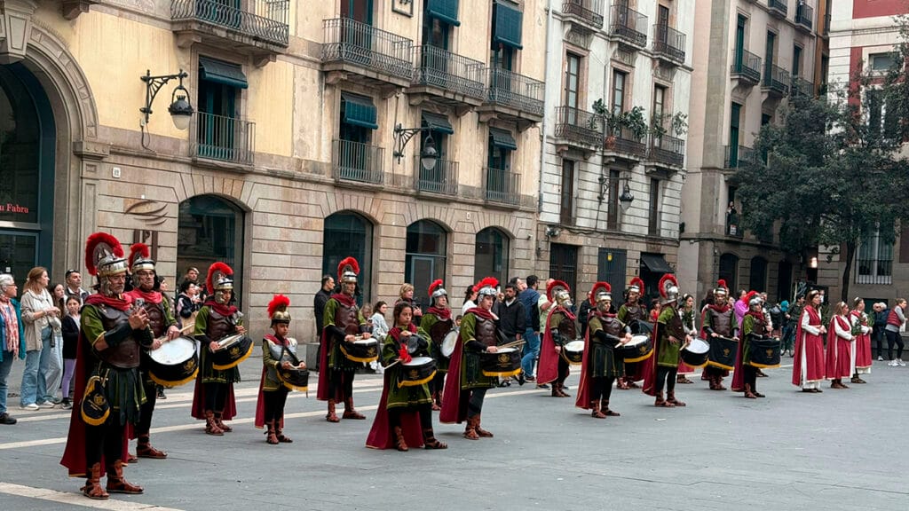 La Semana Santa barcelonesa reúne lenguajes, grupos y estéticas distintas dentro de un mismo espacio urbano.