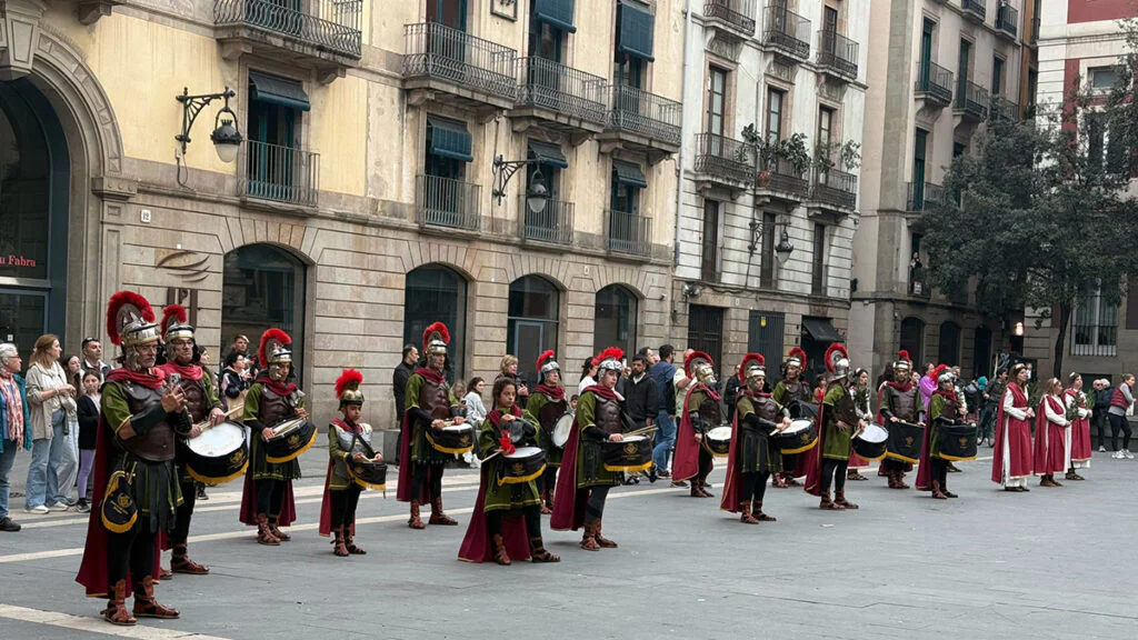La Semana Santa barcelonesa reúne lenguajes, grupos y estéticas distintas dentro de un mismo espacio urbano.