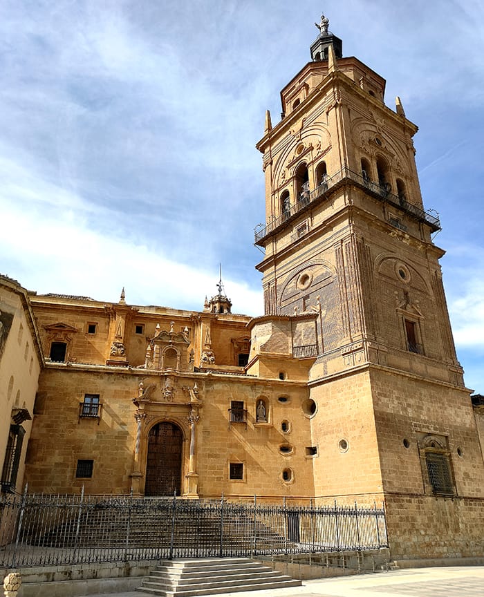 Puerta y torre del lado derecho de la Catedral de Guadix, con arquitectura barroca y elementos de distintas fases constructivas.