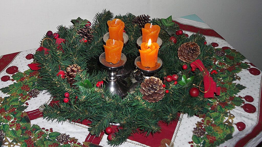 “Cuatro velas y una espera: el año litúrgico arranca mirando hacia delante, no hacia el balance.” 