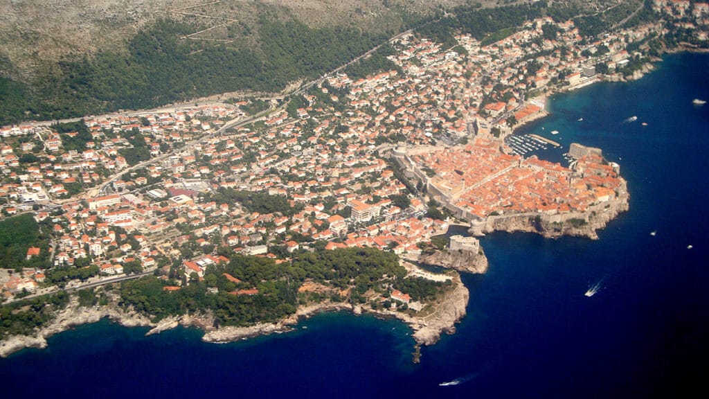 Vista aérea del casco histórico amurallado de Dubrovnik junto al mar Adriático.