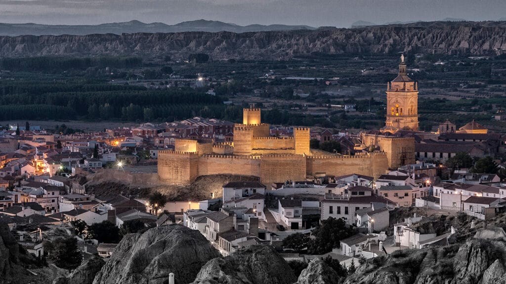 Vista panorámica de la Alcazaba y la Catedral de Guadix desde el Cerro de la Bala.