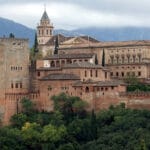Vista panorámica de la Alhambra desde el mirador de San Nicolás, con la ciudad de Granada al fondo.