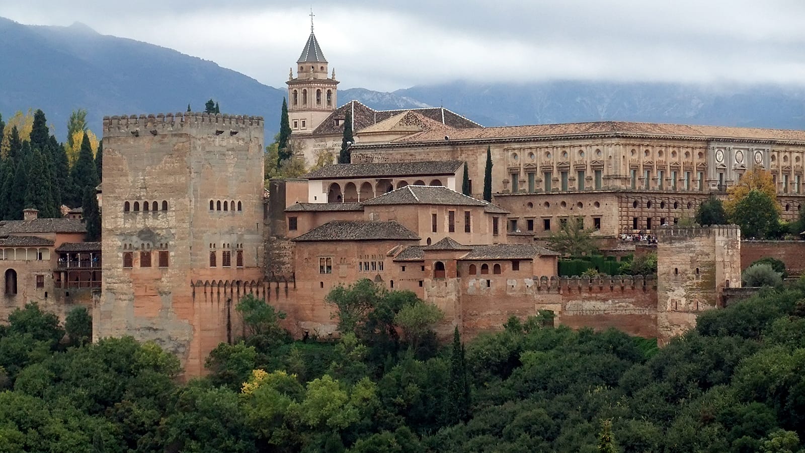 Vista panorámica de la Alhambra desde el mirador de San Nicolás, con la ciudad de Granada al fondo.