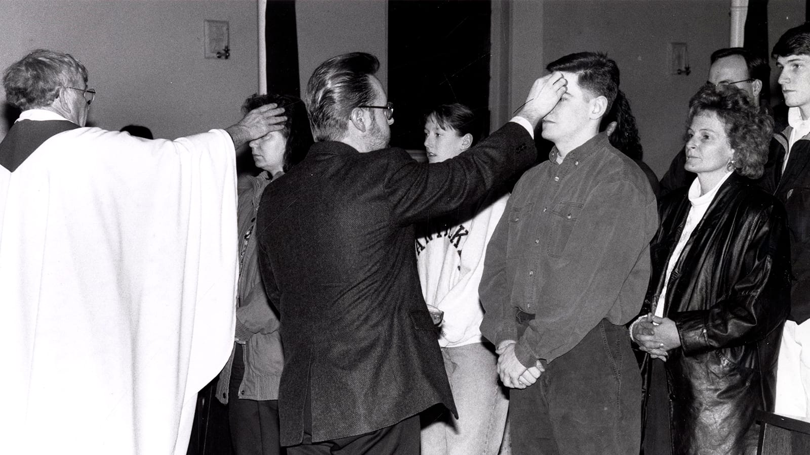 “El gesto de la ceniza no es teatro: es lenguaje. En un minuto, el calendario litúrgico nos coloca ante lo esencial.”