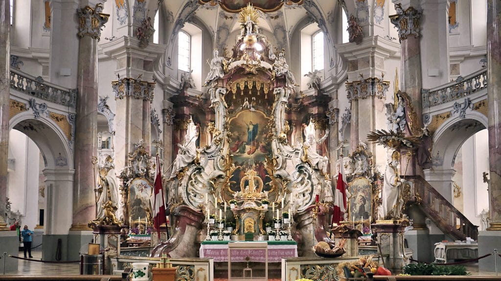Altar con estatuas de los Catorce Santos Auxiliadores en la basílica de Vierzehnheiligen.