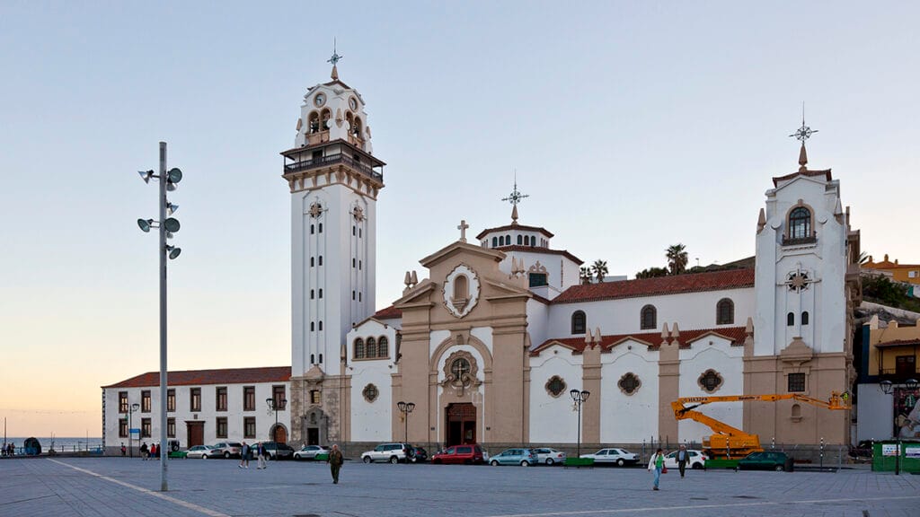 Exterior de la Basílica de Nuestra Señora de la Candelaria (Tenerife).